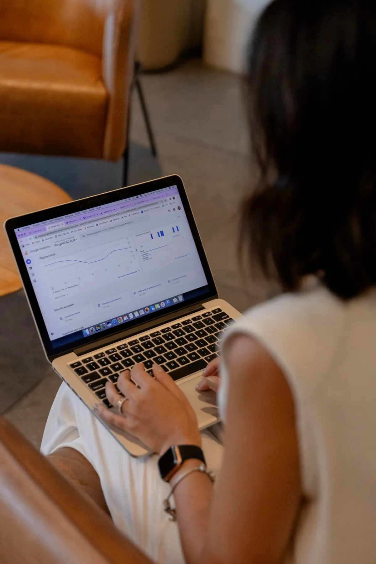 Análise de resultados em um painel do Google Analytics no notebook